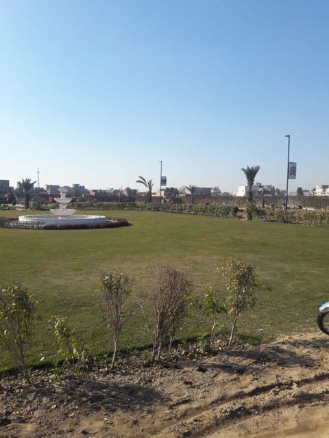 Icon Homes landscaped park and fountain